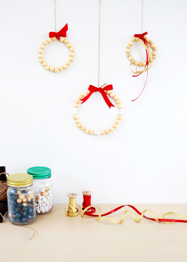 DIY Beaded Christmas Wreaths (click through for the easy steps!)