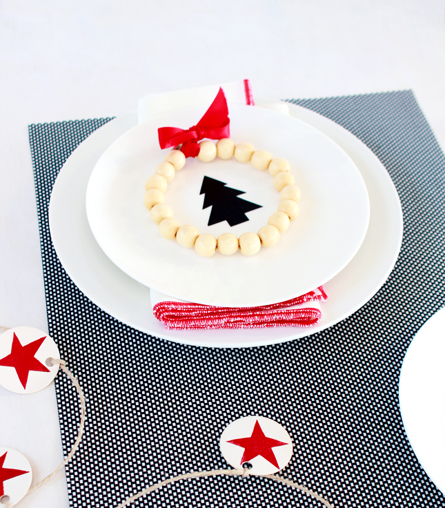 5 Minute Christmas Crafts: Makes these Christmas Tree Plate Decals (click through for the full tutorial)