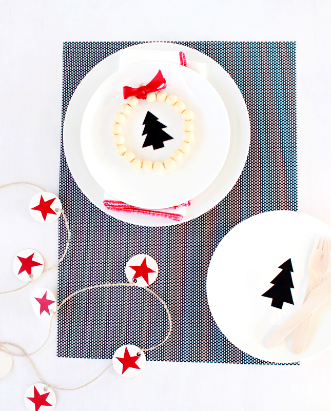 5 Minute Christmas Crafts: Makes these Christmas Tree Plate Decals (click through for the full tutorial)